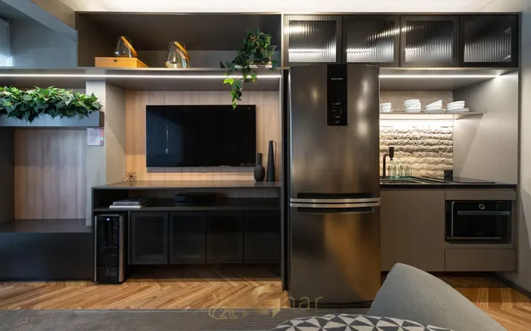 Cozinha integrada ao living do studio decorado em apartamentos no bairro da Pompéia, São Paulo