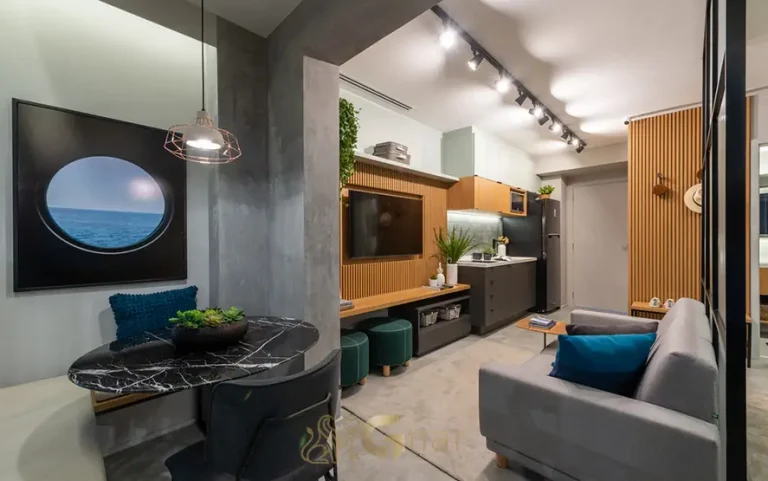 Living com varanda integrada do apartamento decorado de 1 dormitório em condomínio residencial no bairro do Ipiranga, na Zona Sul de São Paulo