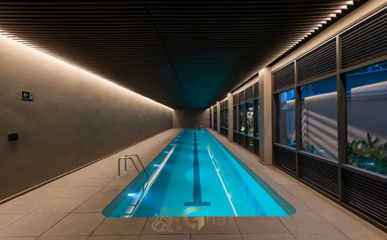 Piscina coberta com raia de 25 metros em condomínio residencial no bairro do Ibirapuera, na Zona Sul de São Paulo