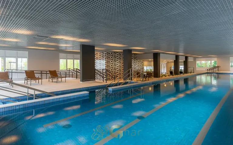 Piscina coberta aquecida com raia de 25 metros em condomínio residencial no bairro do Morumbi, na Zona Sul de São Paulo