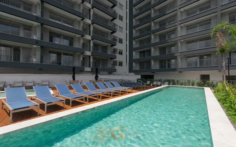 Piscina descoberta com deck de madeira em condomínio residencial no bairro do Ipiranga, na Zona Sul de São Paulo