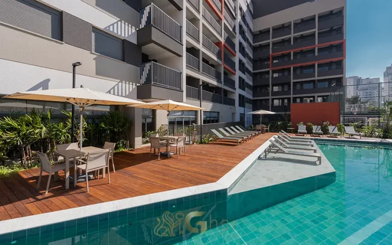 Piscina descoberta em condomínio residencial no bairro da Pompéia, na Zona Oeste de São Paulo