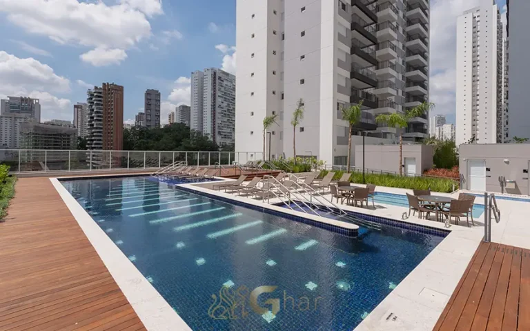 Piscina descoberta adulto em condomínio residencial no bairro do Morumbi, na Zona Sul de São Paulo