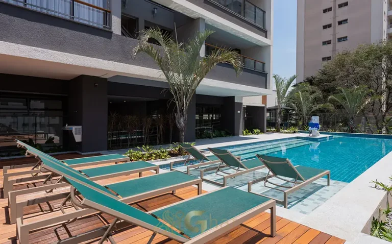 Piscina descoberta adulto e infantil em condomínio residencial no bairro do Ibirapuera, na Zona Sul de São Paulo