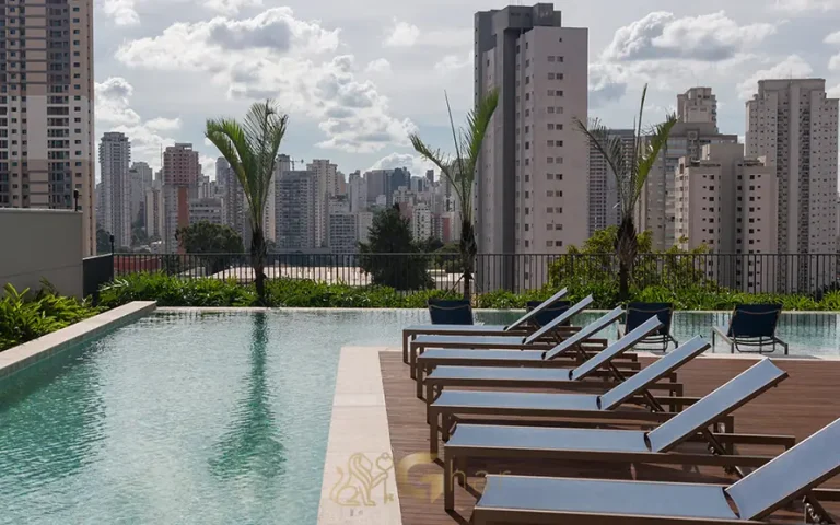 Piscina adulto com raia de 25 metros e deck de madeira em apartamentos no bairro do Ipiranga, São Paulo