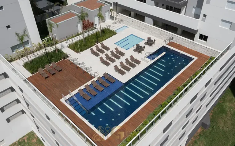 Piscina do complexo aquático em apartamentos no bairro do Morumbi, São Paulo
