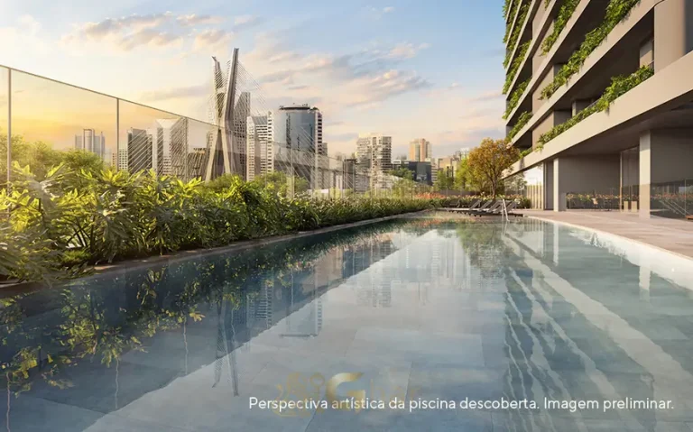 A piscina descoberta em condomínio residencial no bairro da Cidade Jardim, na Zona Sul de São Paulo