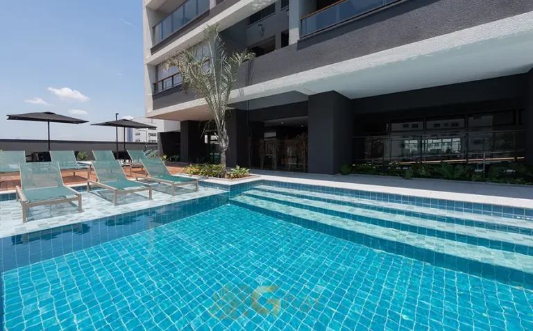 Piscina com vista para o solarium do condomínio YBY Ibirapuera Urban Home no bairro do Ibirapuera, São Paulo