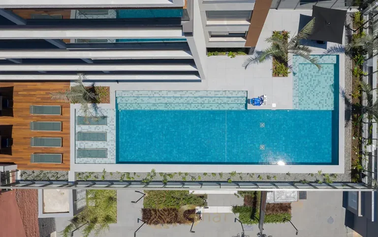 Piscina coberta com raia de 25 metros em condomínio residencial no bairro do Ibirapuera, na Zona Sul de São Paulo