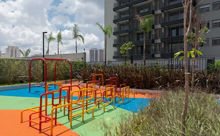 Playground externo em condomínio residencial no bairro do Ipiranga, na Zona Sul de São Paulo