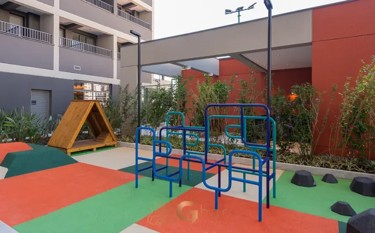 Playground em condomínio residencial no bairro da Pompéia, na Zona Oeste de São Paulo
