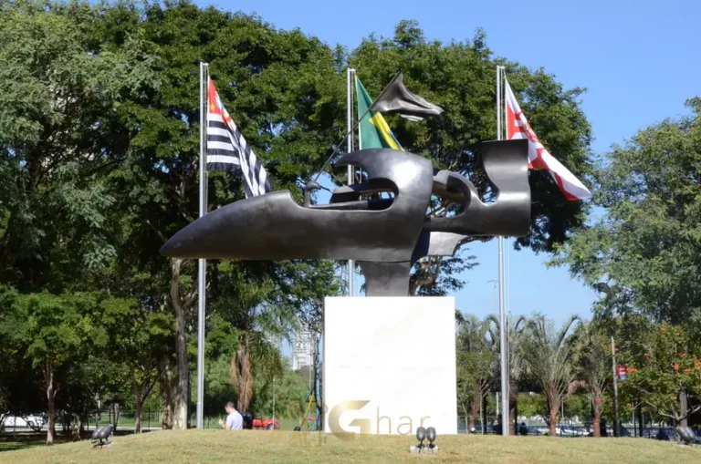 Praça no bairro arborizado do Paraíso, São Paulo
