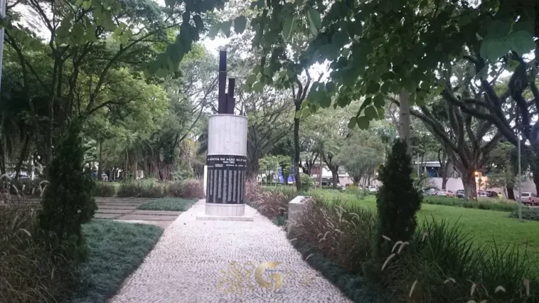 Jardim de praça no bairro do Paraíso, região Zona Sul de São Paulo