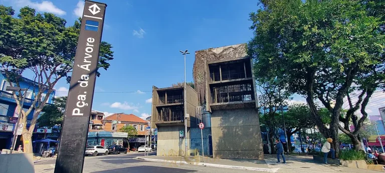 Estação de metrô no bairro da Praça da Árvore, região zona sul de São Paulo