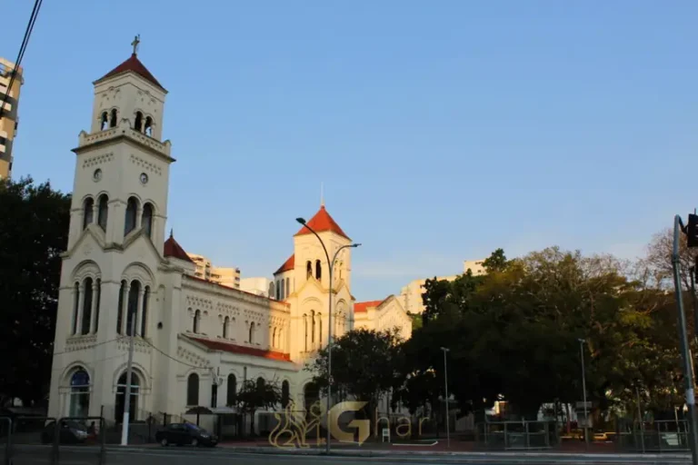 Praça arborizada com igreja em bairro residencial, São Paulo