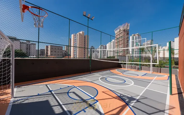 Quadra para jogos descoberta em condomínio residencial no bairro da Pompéia, na Zona Oeste de São Paulo