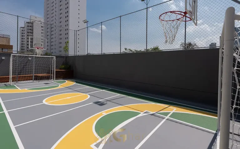 Quadra de jogos descoberta em condomínio residencial no bairro do Ibirapuera, na Zona Sul de São Paulo