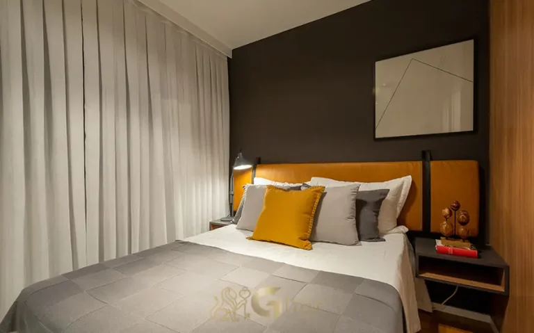 Quarto do apartamento de 2 dormitórios decorado em condomínio residencial no bairro da Pompéia, na Zona Oeste de São Paulo