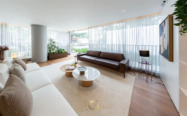 Sala de estar integrada do condomínio Casa Sabiá no bairro de Moema, São Paulo