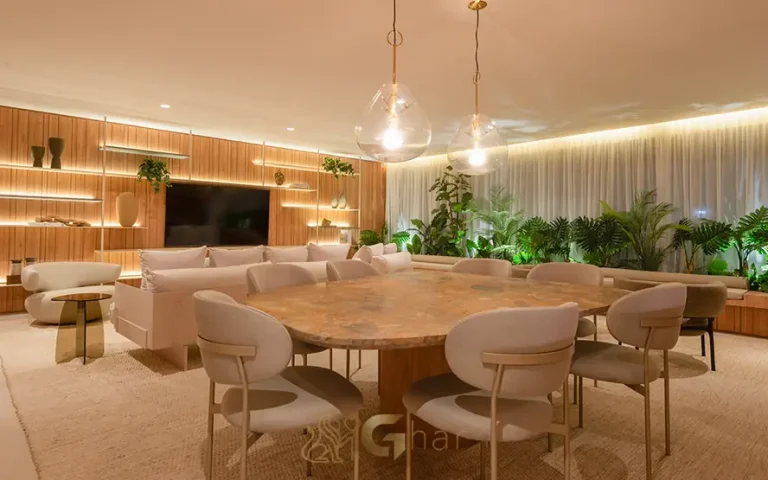 Outro ângulo da sala de jantar decorada em condomínio residencial no bairro do Brooklin, na Zona Sul de São Paulo
