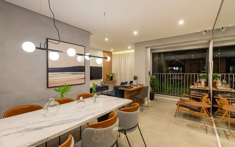 Sala de jantar integrada à varanda do apartamento decorado do condomínio Modo Butantã no bairro do Butantã, São Paulo