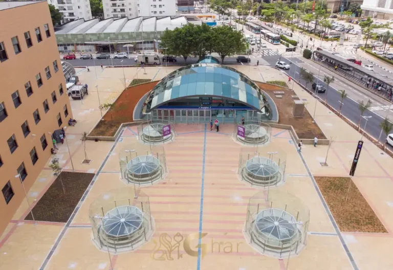 Estação de metrô próxima ao Shopping Ibirapuera na Zona Sul de São Paulo