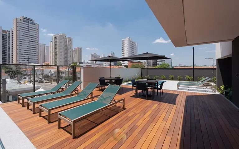Solarium com espreguiçadeiras em apartamentos no bairro do Ibirapuera, São Paulo