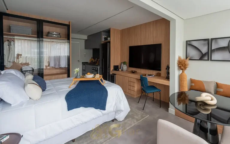 Studio decorado com marcenaria planejada em condomínio residencial no bairro do Ibirapuera, na Zona Sul de São Paulo