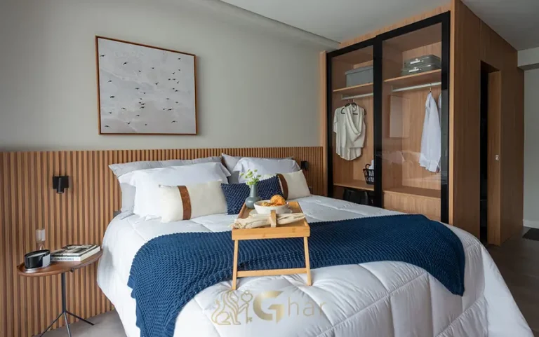 Studio decorado com iluminação aconchegante do condomínio Mairinque 70 no bairro do Ibirapuera, São Paulo