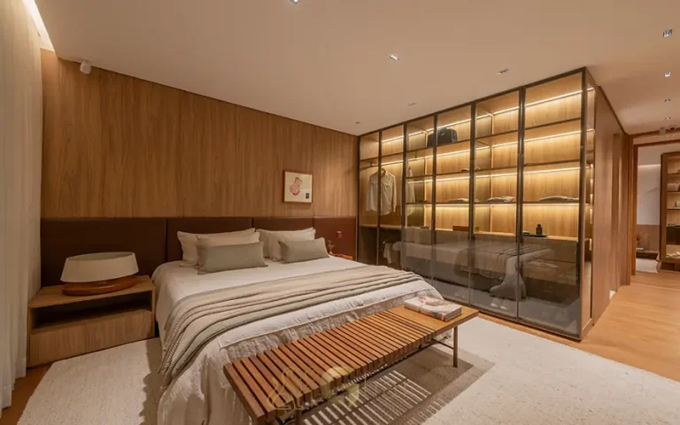 A suíte master do apartamento decorado em condomínio residencial no bairro da Cidade Jardim, na Zona Sul de São Paulo