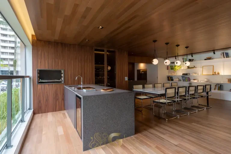 Varanda gourmet com churrasqueira do apartamento decorado em apartamentos no bairro do Brooklin, São Paulo