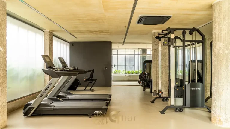 Academia com equipamentos de musculação do condomínio Edifício Corina no bairro da Vila Olímpia, São Paulo