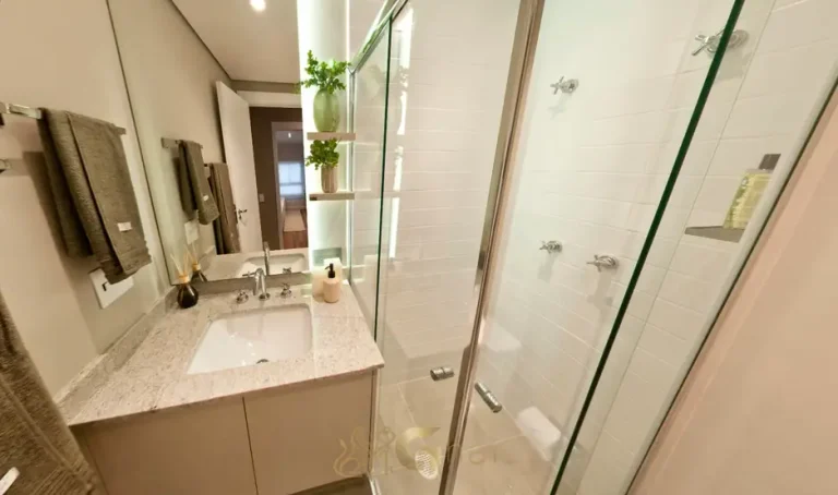 Banheiro do apartamento decorado em condomínio residencial no bairro de Moema, na Zona Sul de São Paulo