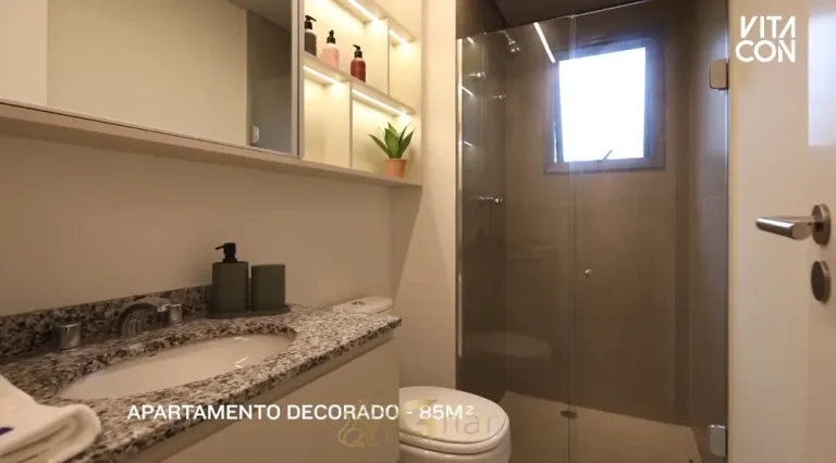 O banheiro do apartamento decorado em apartamentos no bairro de Moema, São Paulo