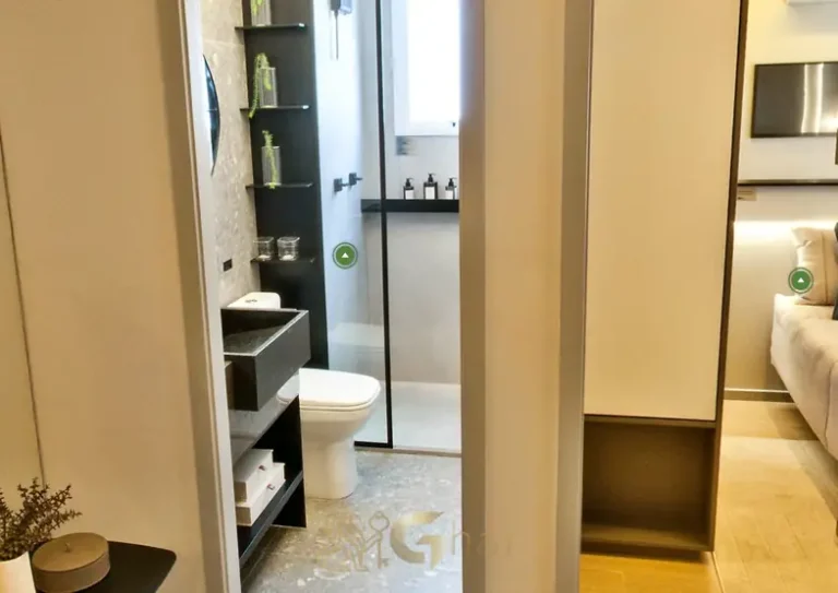 Banheiro com acabamento em porcelanato do apartamento decorado do condomínio Nex One Jurupis no bairro de Moema, São Paulo