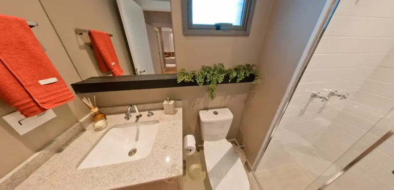 Banheiro da suíte do apartamento decorado em condomínio residencial no bairro de Moema, na Zona Sul de São Paulo