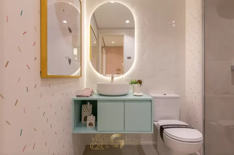 Banheiro da suíte do apartamento decorado em condomínio residencial no bairro de Moema, na Zona Sul de São Paulo