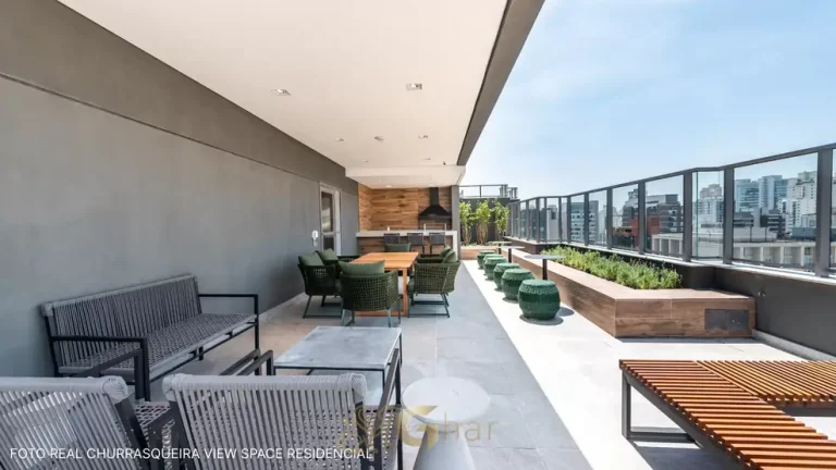 Churrasqueira gourmet com view space em condomínio residencial no bairro de Moema, na Zona Sul de São Paulo