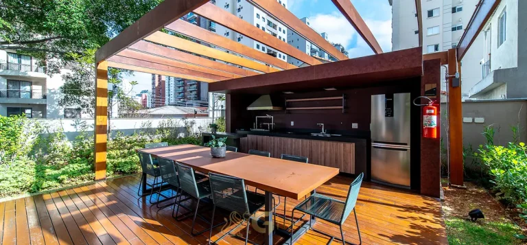 Espaço gourmet com churrasqueira em condomínio residencial no bairro da Vila Nova Conceição, na Zona Sul de São Paulo