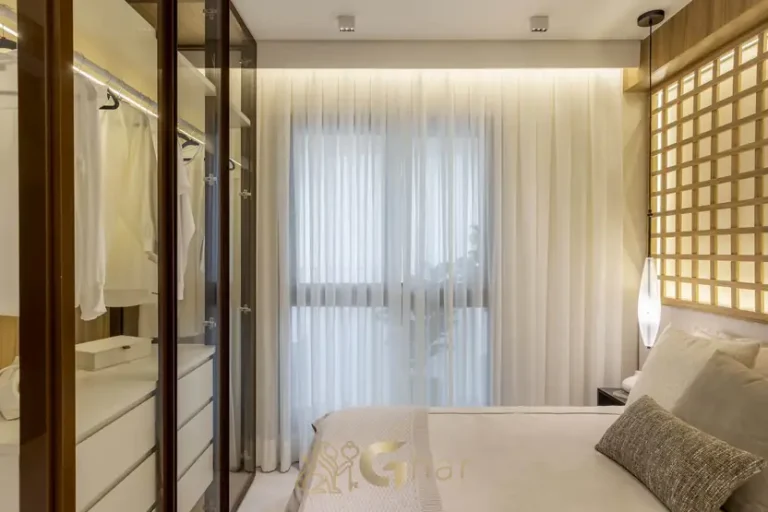 Closet com iluminação embutida do apartamento decorado em condomínio residencial no bairro de Moema, na Zona Sul de São Paulo