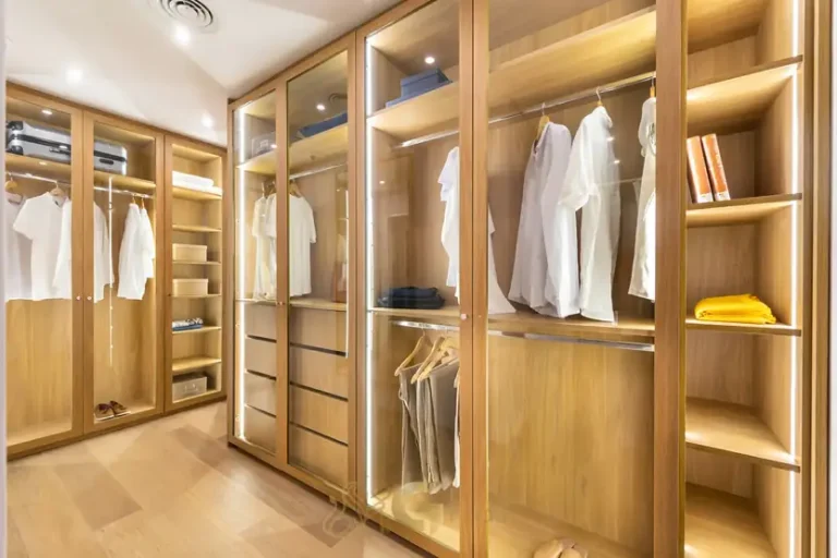 Closet da suíte master do condomínio Moema Signature by You,inc no bairro de Moema, São Paulo
