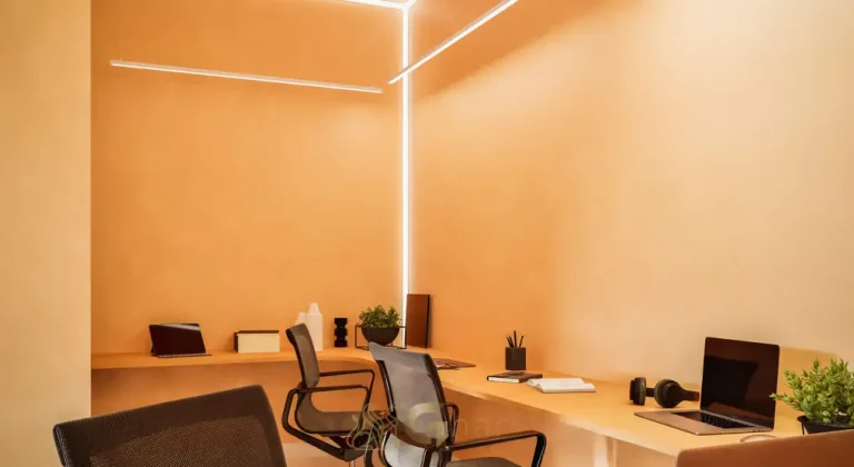 Coworking com estações de trabalho em condomínio residencial no bairro da Vila Olímpia, na Zona Sul de São Paulo