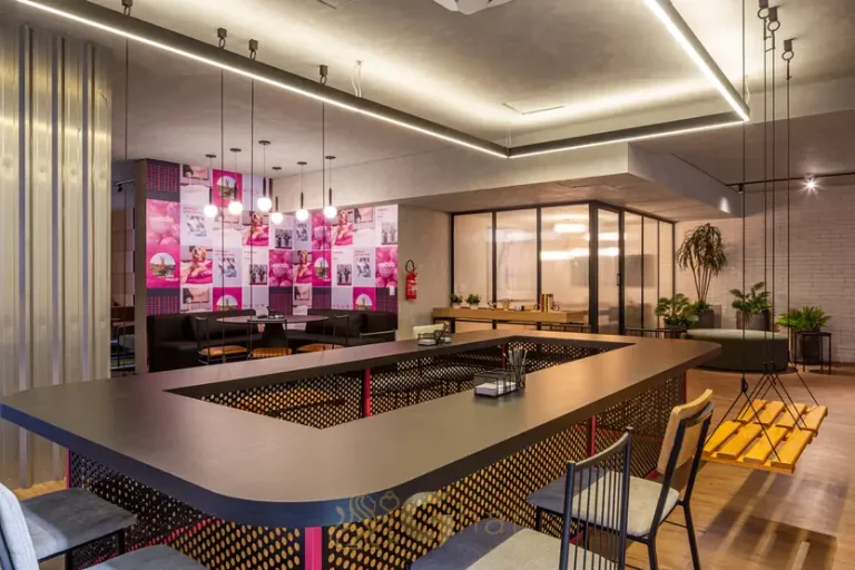 Estações individuais de coworking em condomínio residencial no bairro de Moema, na Zona Sul de São Paulo