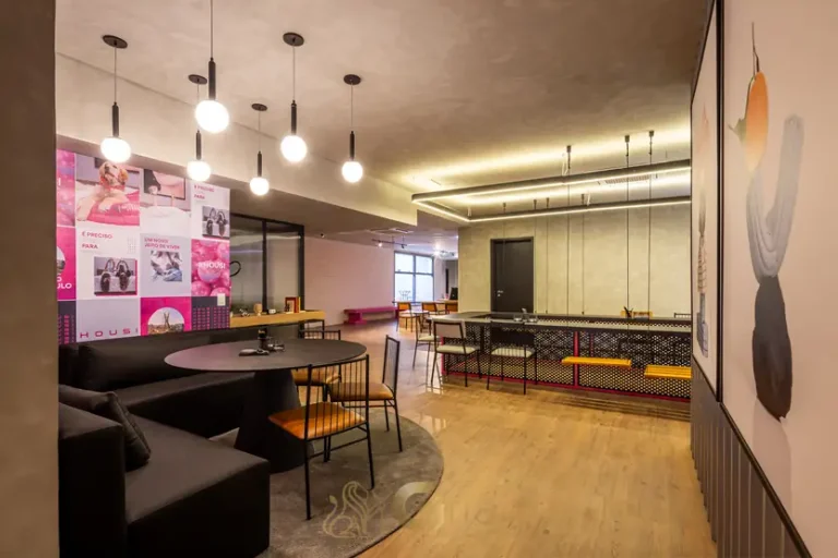 Coworking com layout aberto do condomínio On Maracatins no bairro de Moema, São Paulo