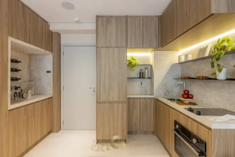 Cozinha compacta do apartamento decorado do condomínio Haus Mitre Station Moema no bairro de Moema, São Paulo