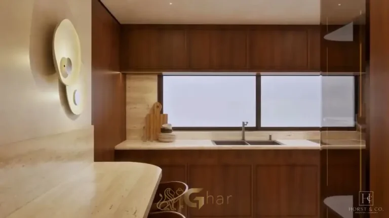 Cozinha integrada do apartamento decorado em condomínio residencial no bairro de Moema, na Zona Sul de São Paulo