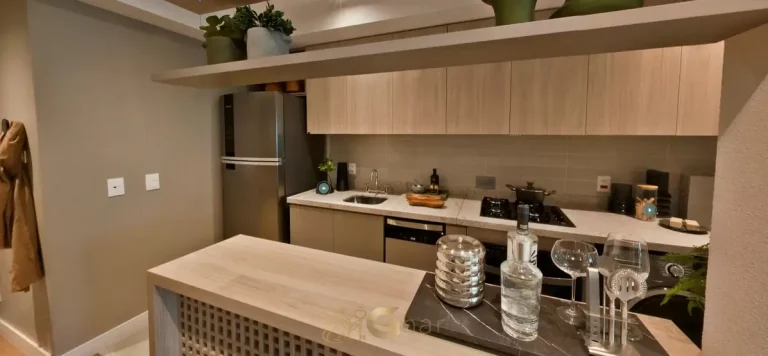 Cozinha do apartamento decorado em condomínio residencial no bairro de Moema, na Zona Sul de São Paulo