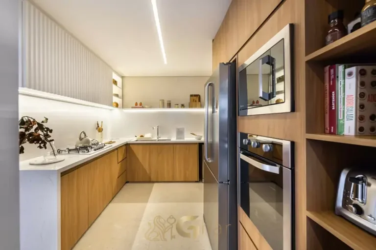 Cozinha do apartamento decorado em condomínio residencial no bairro de Moema, na Zona Sul de São Paulo