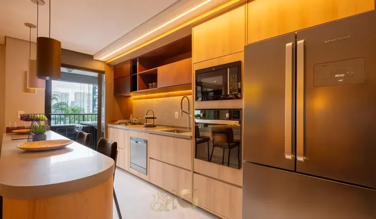 Cozinha do apartamento decorado em condomínio residencial no bairro de Moema, na Zona Sul de São Paulo
