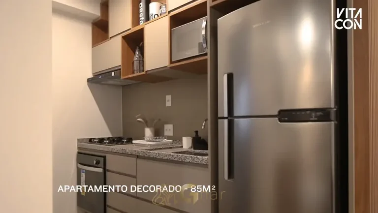 A cozinha planejada do apartamento decorado do condomínio ON Jurupis no bairro de Moema, São Paulo